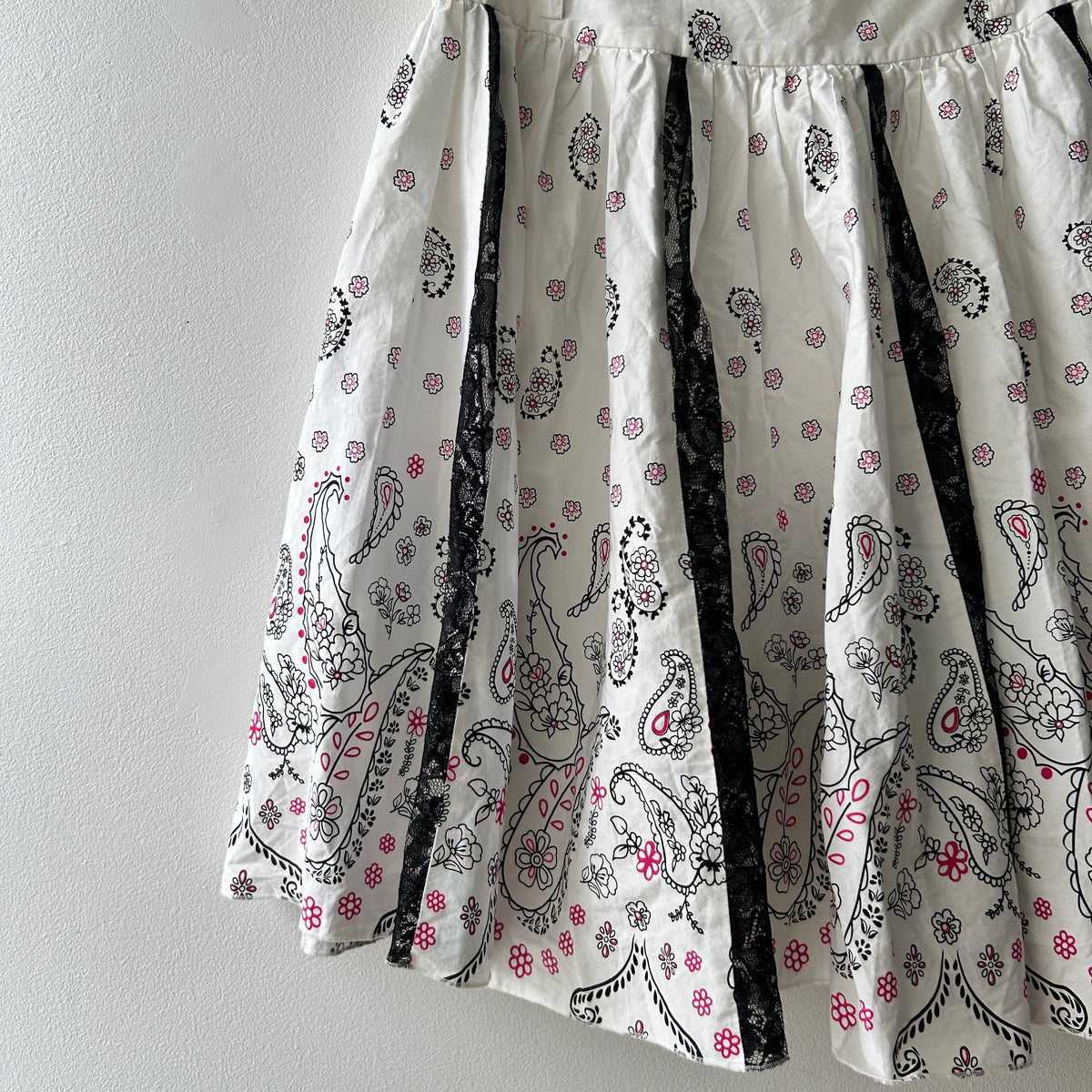 2000s lace trim pleated skirt by Thomo city