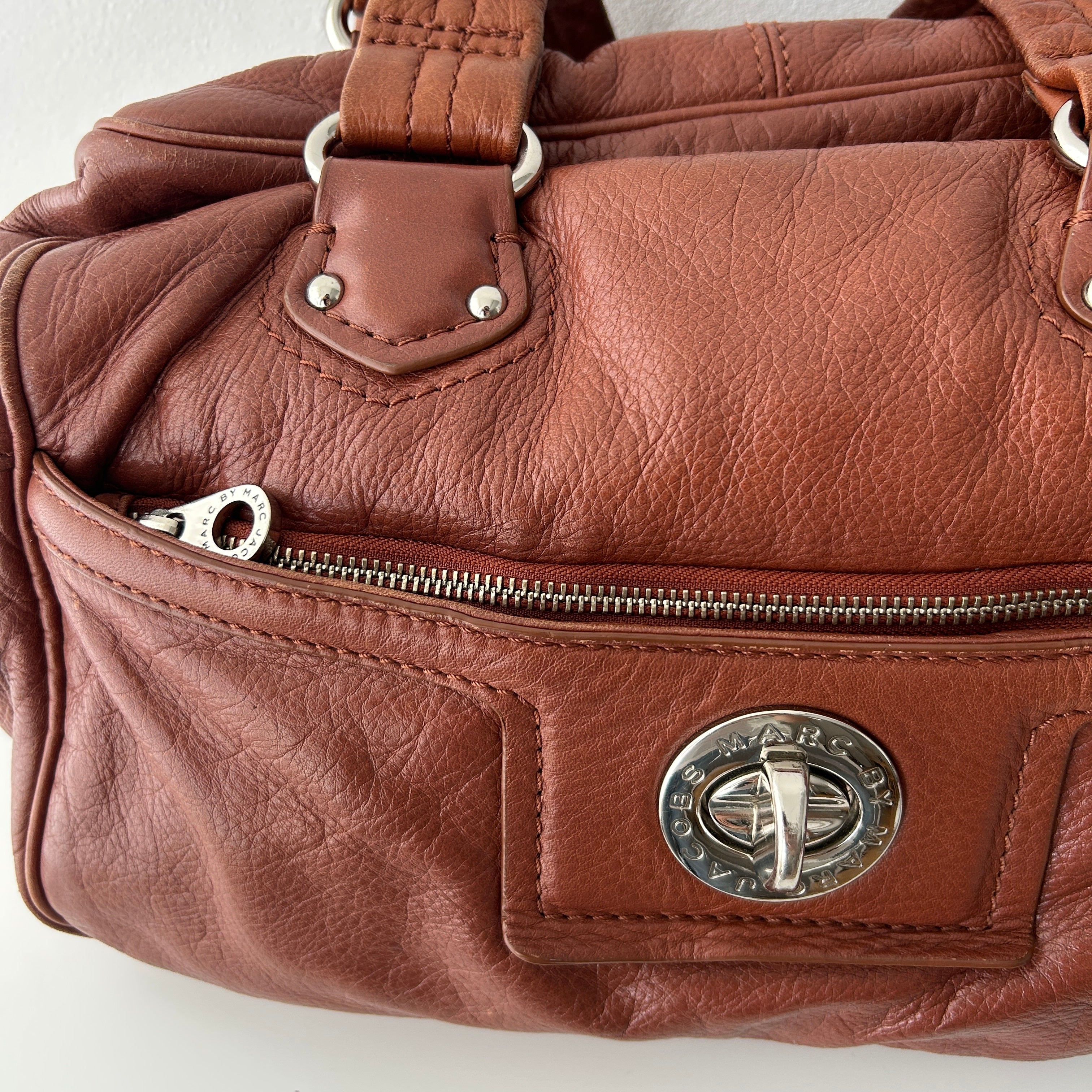 2000s brown leather shoulder bag by Marc Jacobs